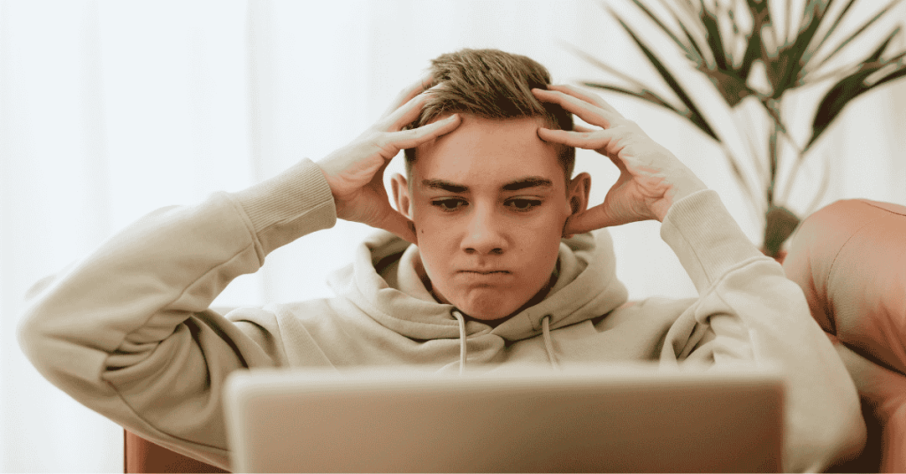 Orang sedang war comment di media sosial