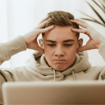 Orang sedang war comment di media sosial